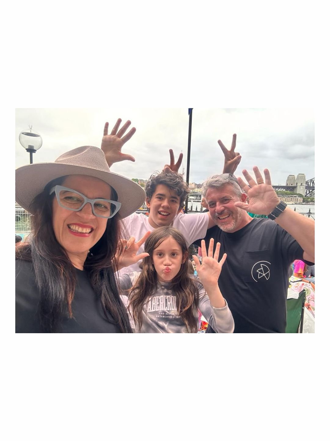 Foto original que deu origem ao retrato da família chilena